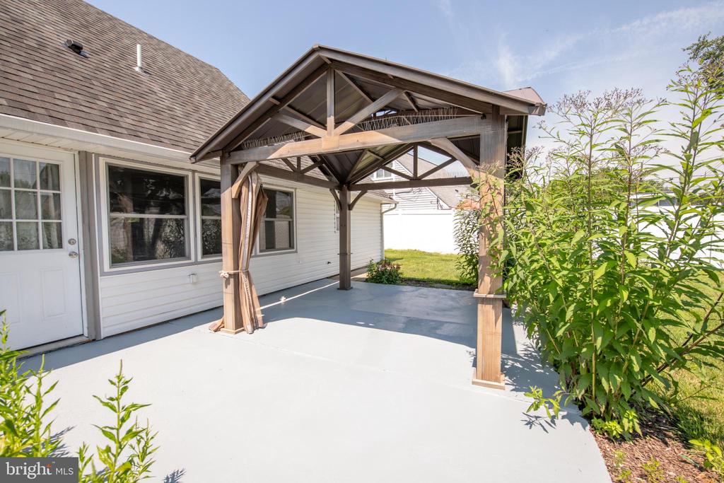 31 ROUNDWOOD LANE