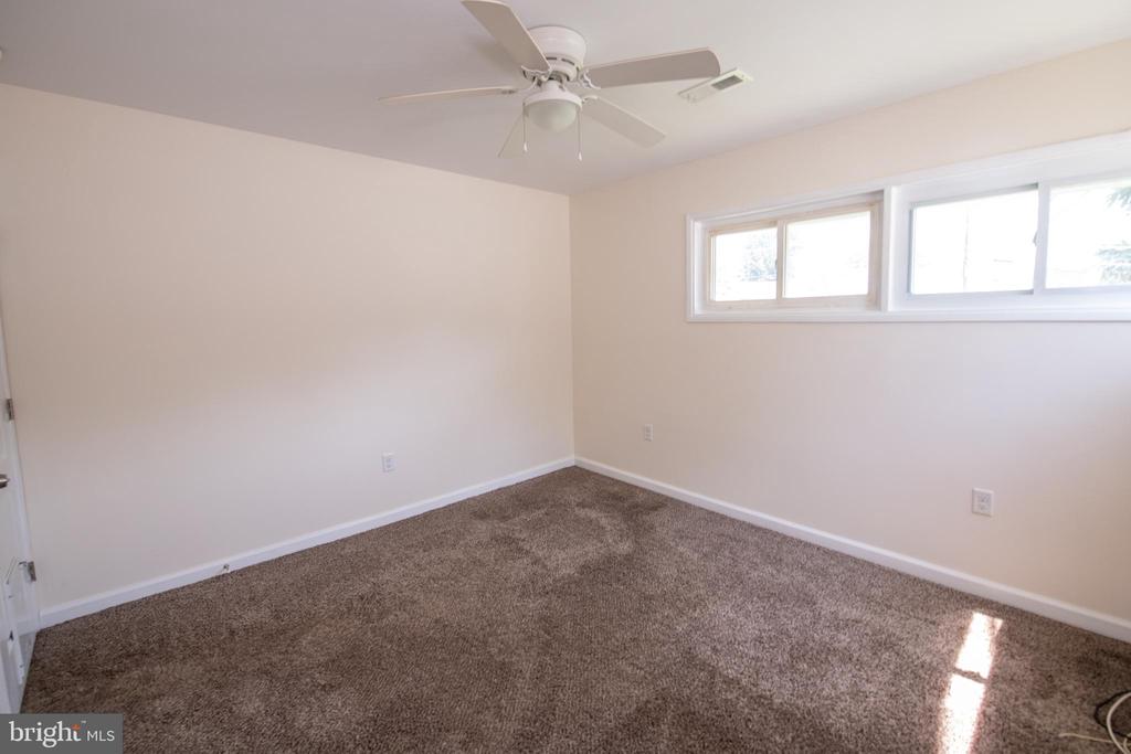 31 ROUNDWOOD LANE
