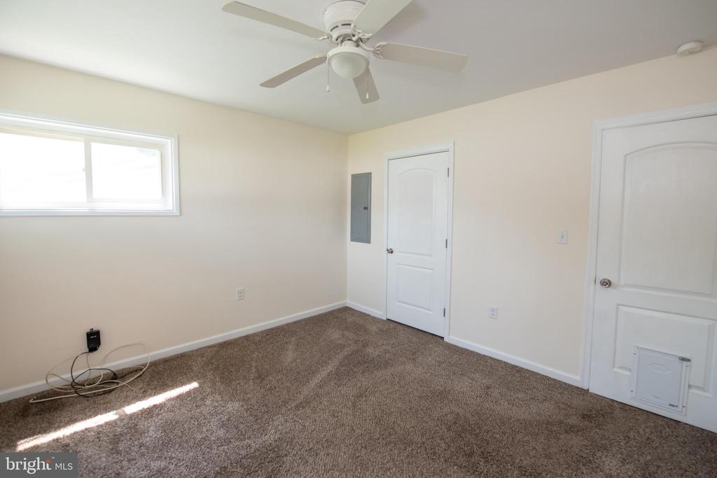 31 ROUNDWOOD LANE