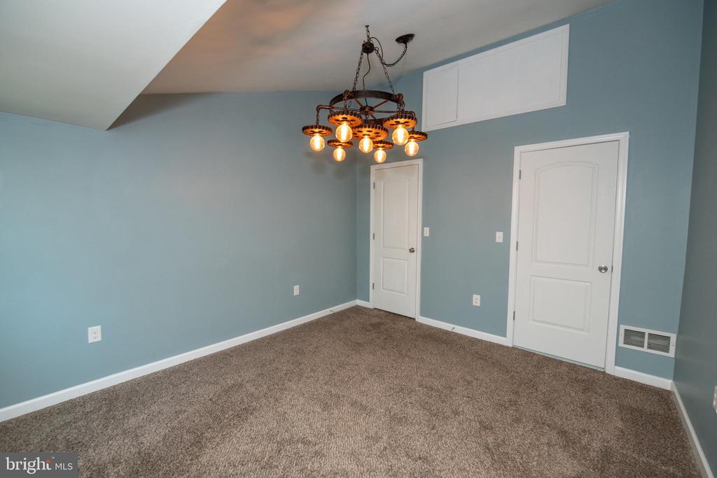 31 ROUNDWOOD LANE
