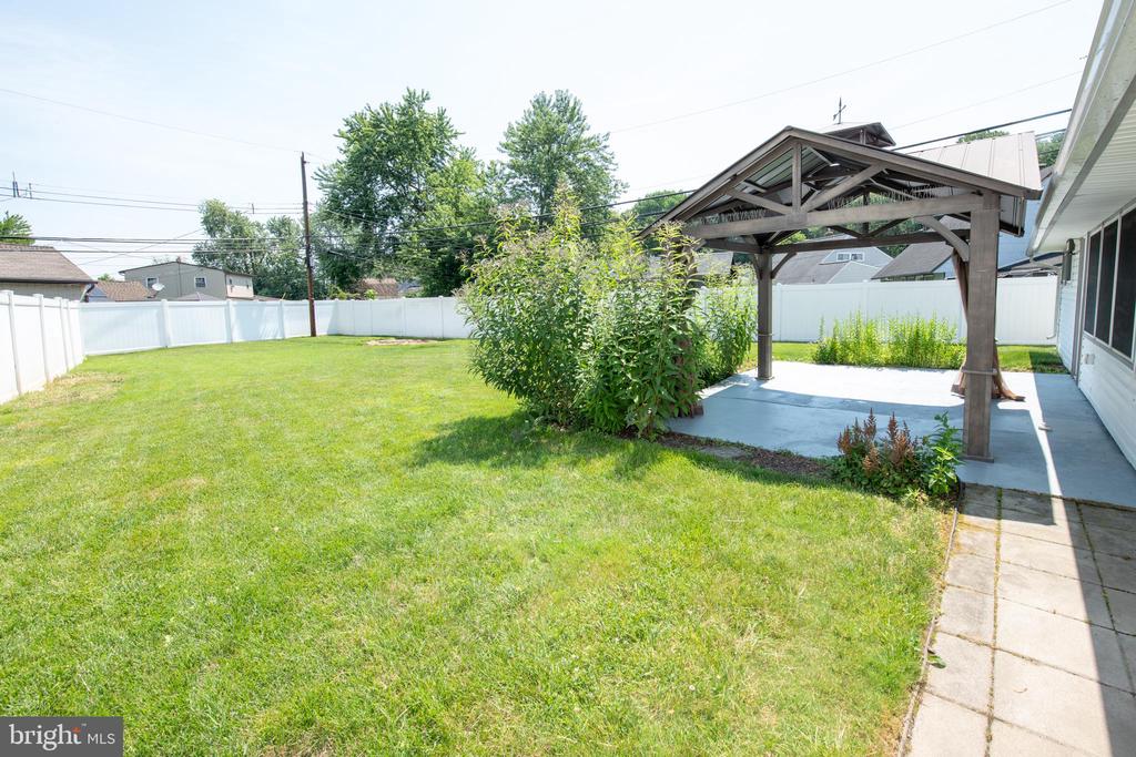 31 ROUNDWOOD LANE