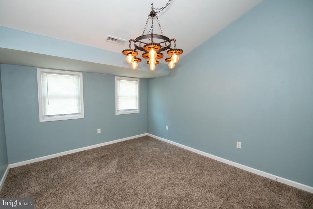 31 ROUNDWOOD LANE
