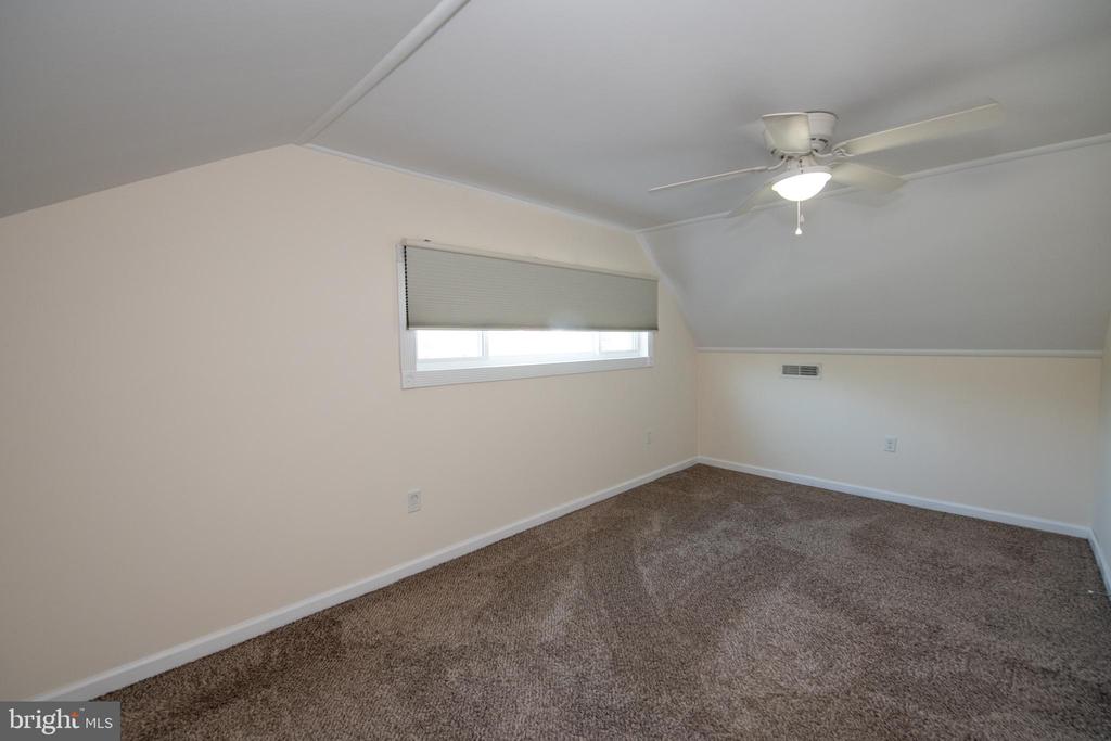 31 ROUNDWOOD LANE