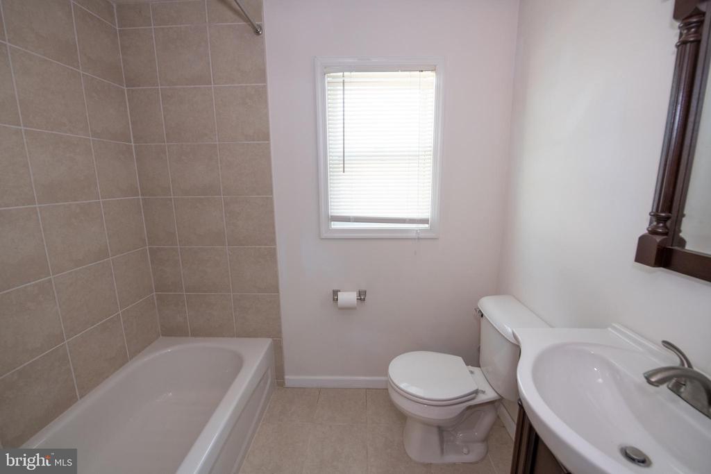 31 ROUNDWOOD LANE