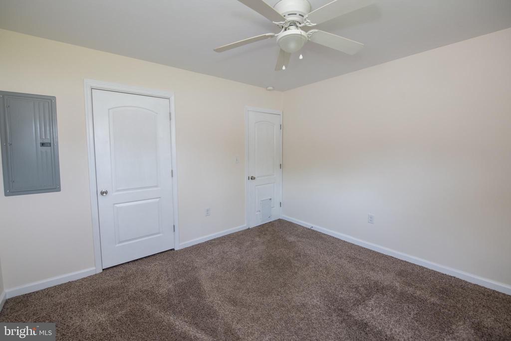 31 ROUNDWOOD LANE