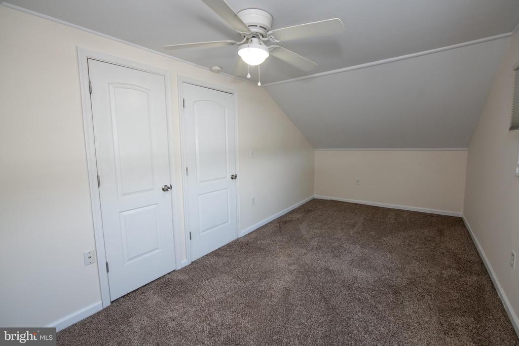 31 ROUNDWOOD LANE