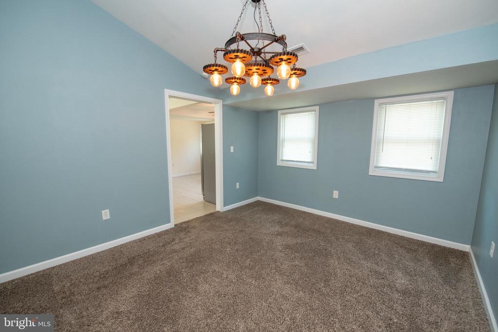31 ROUNDWOOD LANE
