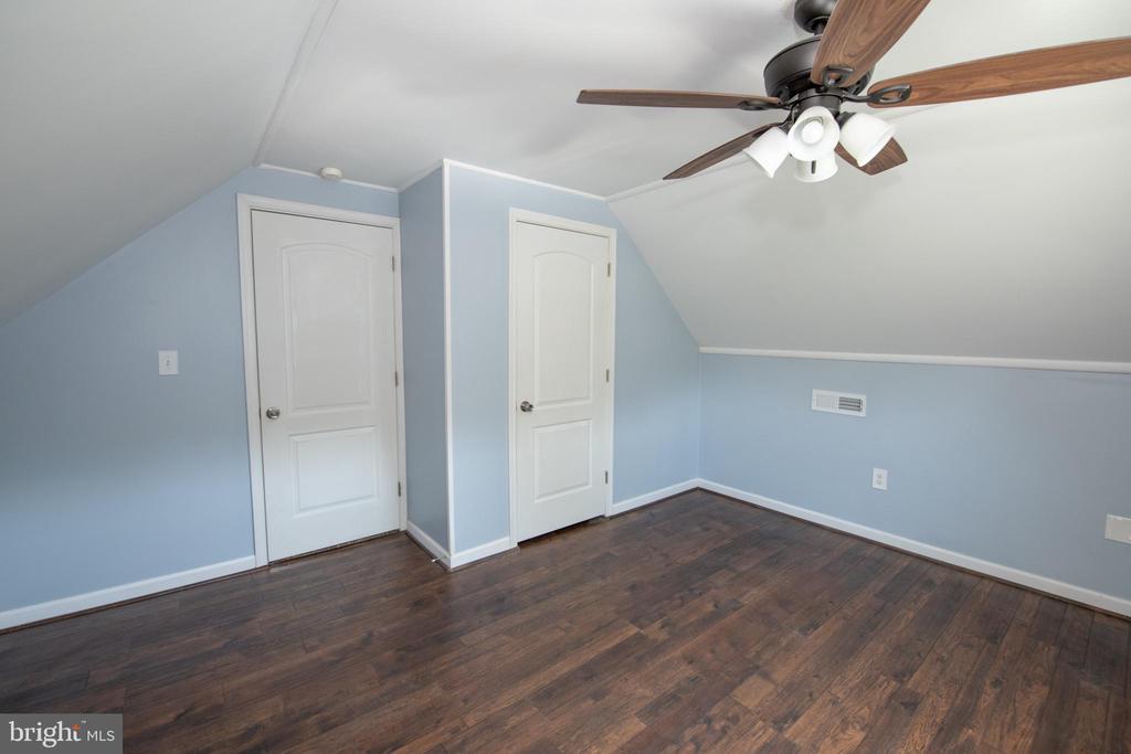 31 ROUNDWOOD LANE