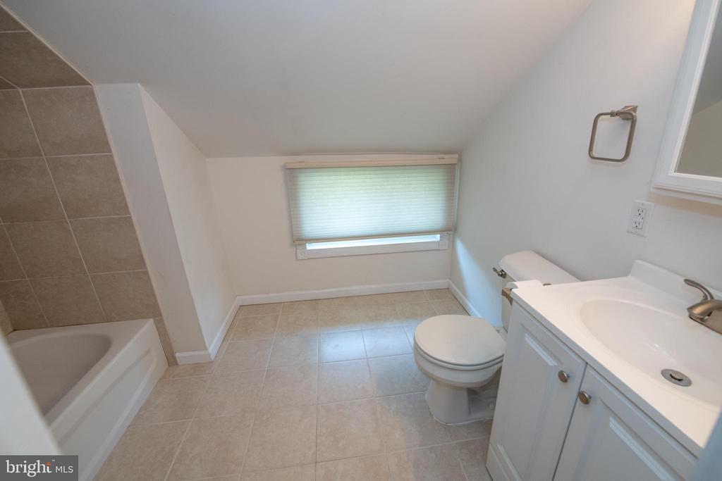 31 ROUNDWOOD LANE