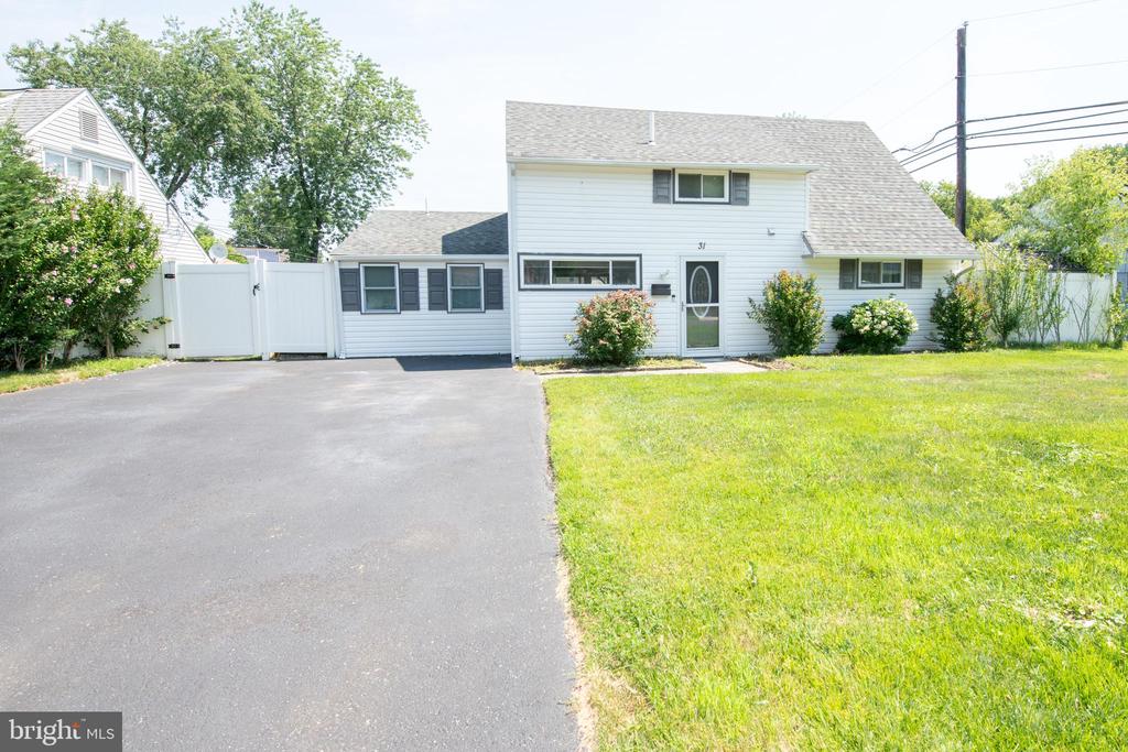 31 ROUNDWOOD LANE