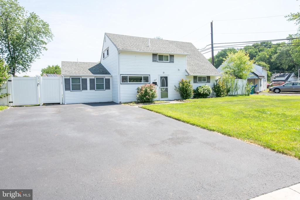 31 ROUNDWOOD LANE
