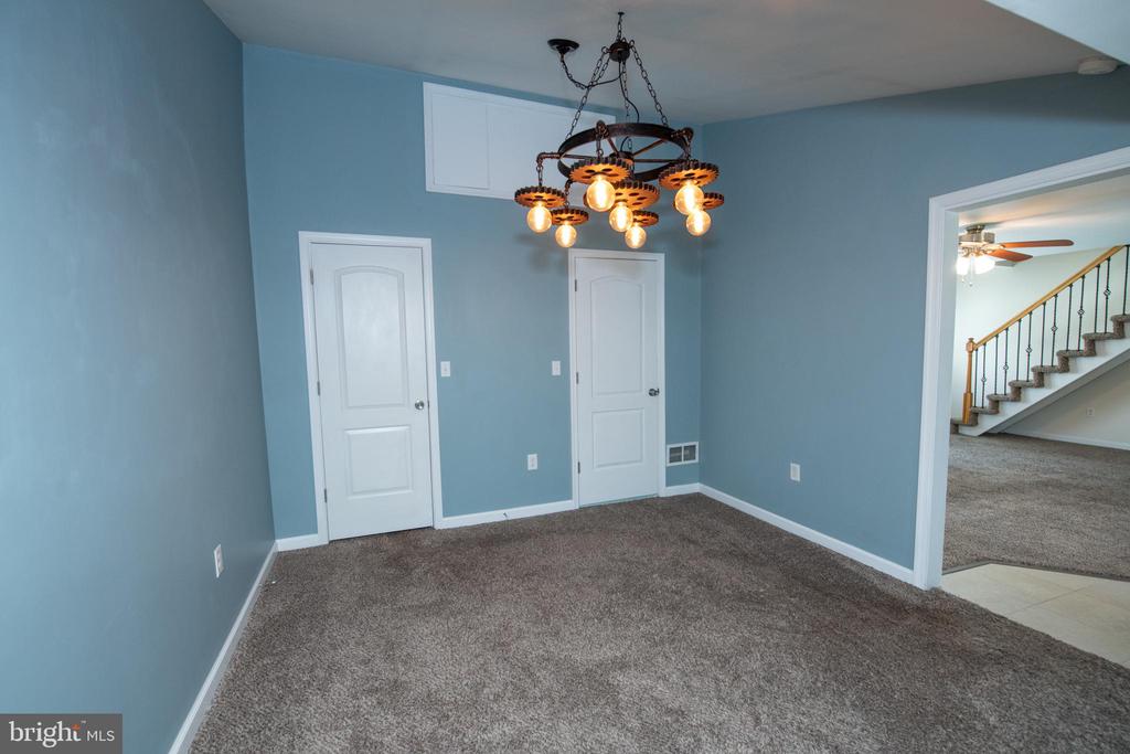 31 ROUNDWOOD LANE