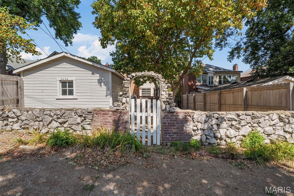 6634 Lindenwood Place