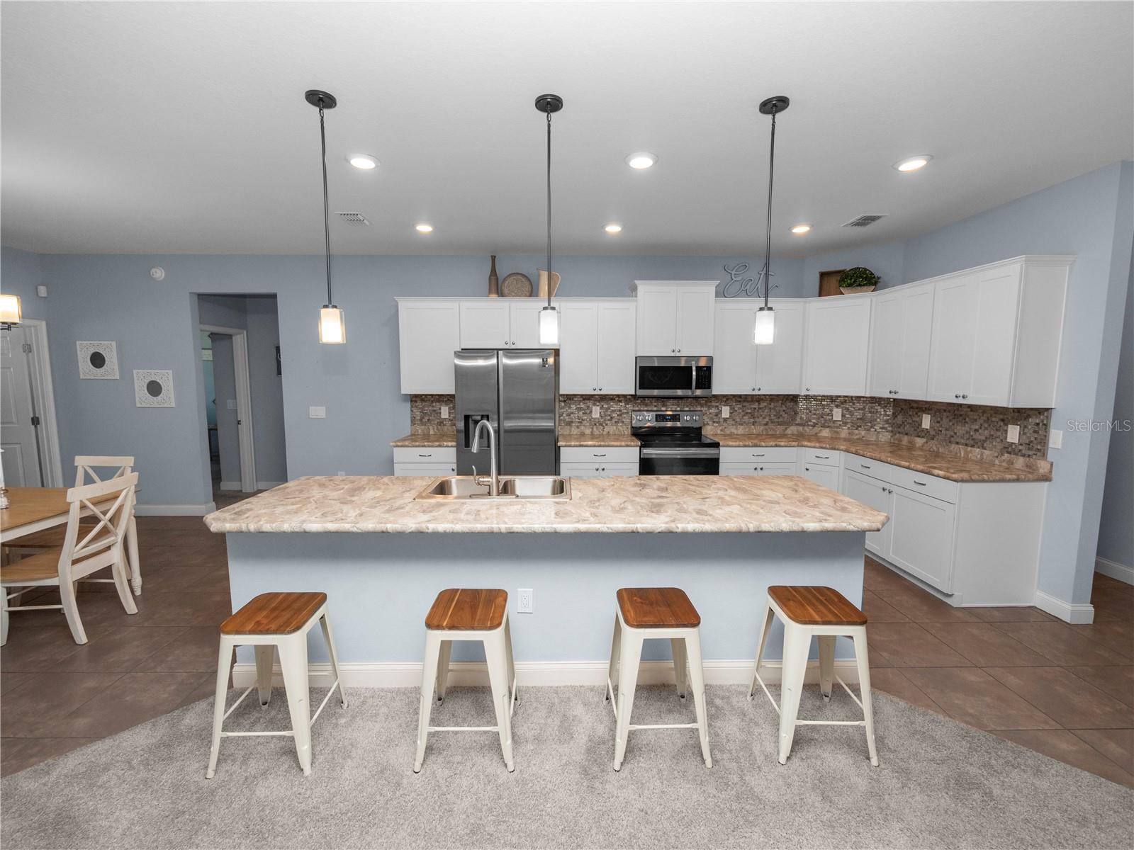 220 WALKERS POINT DR