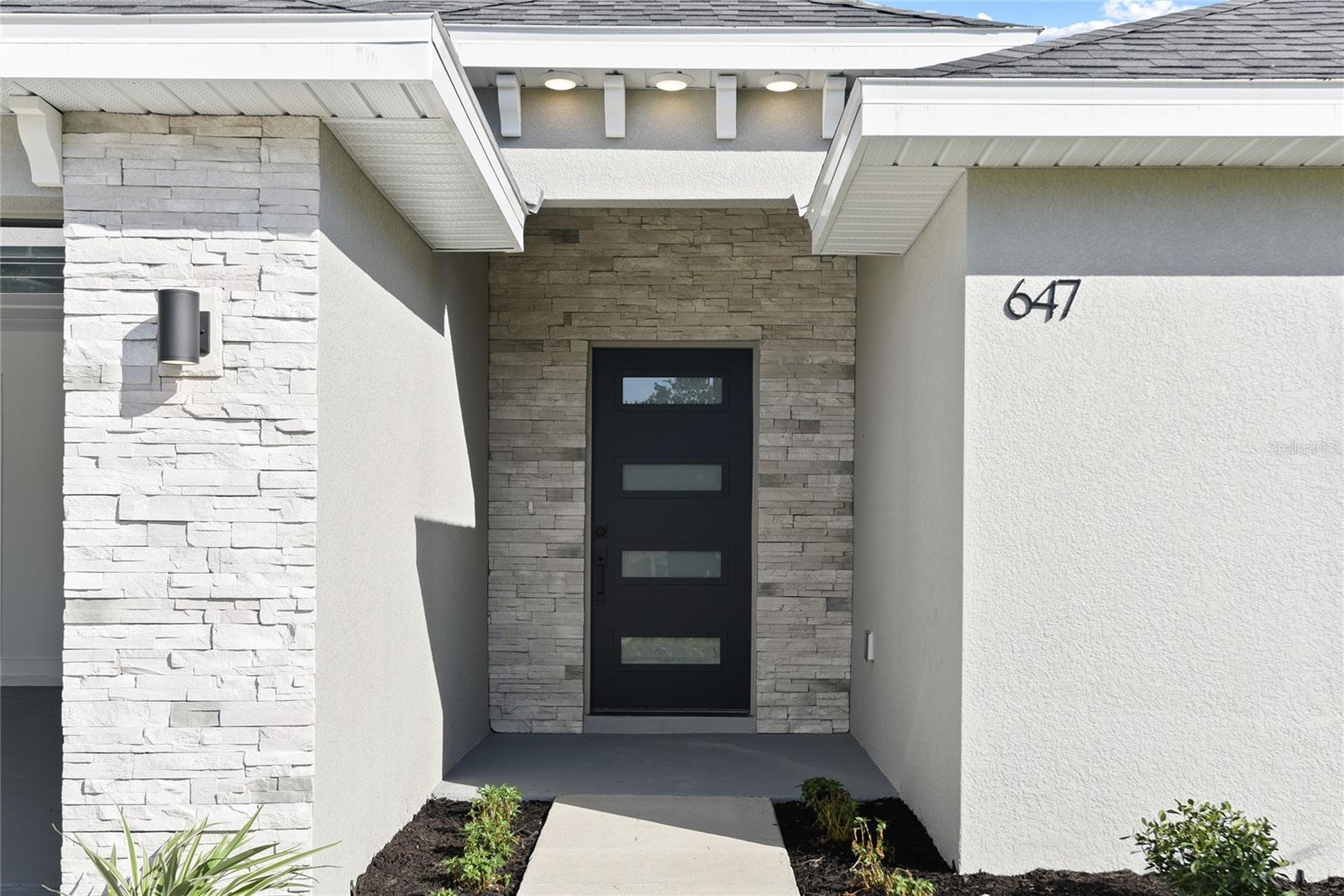 647 W GRAVES AVE