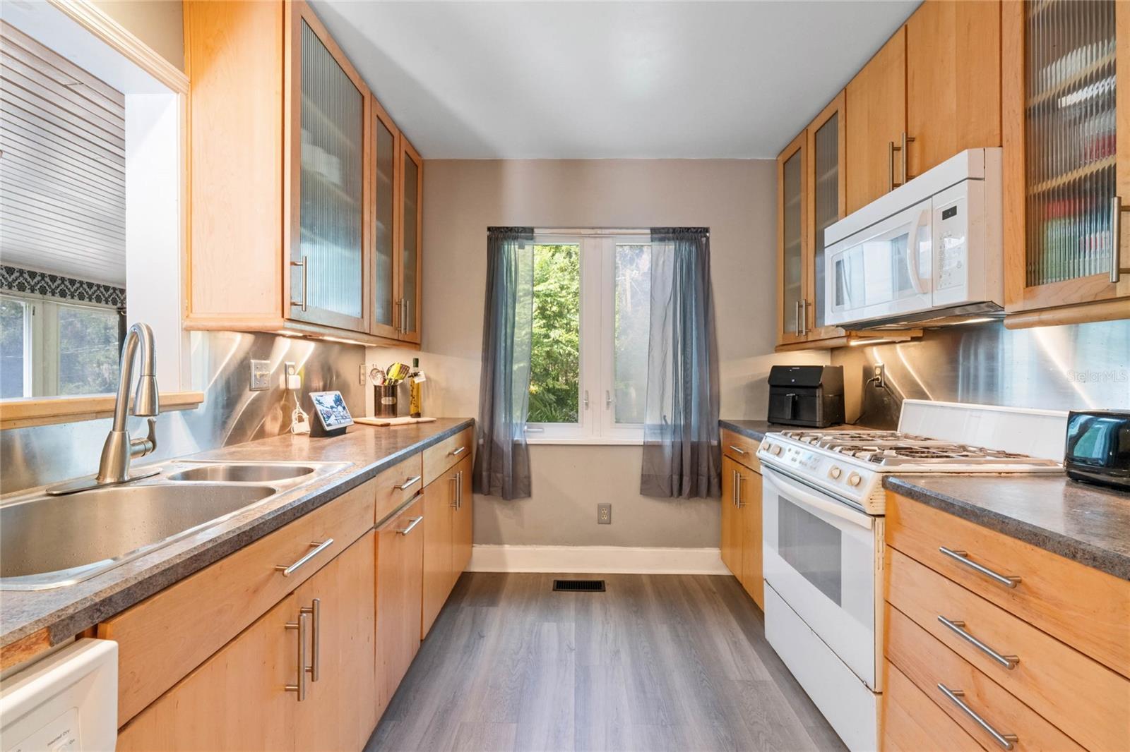 900 PARK PL