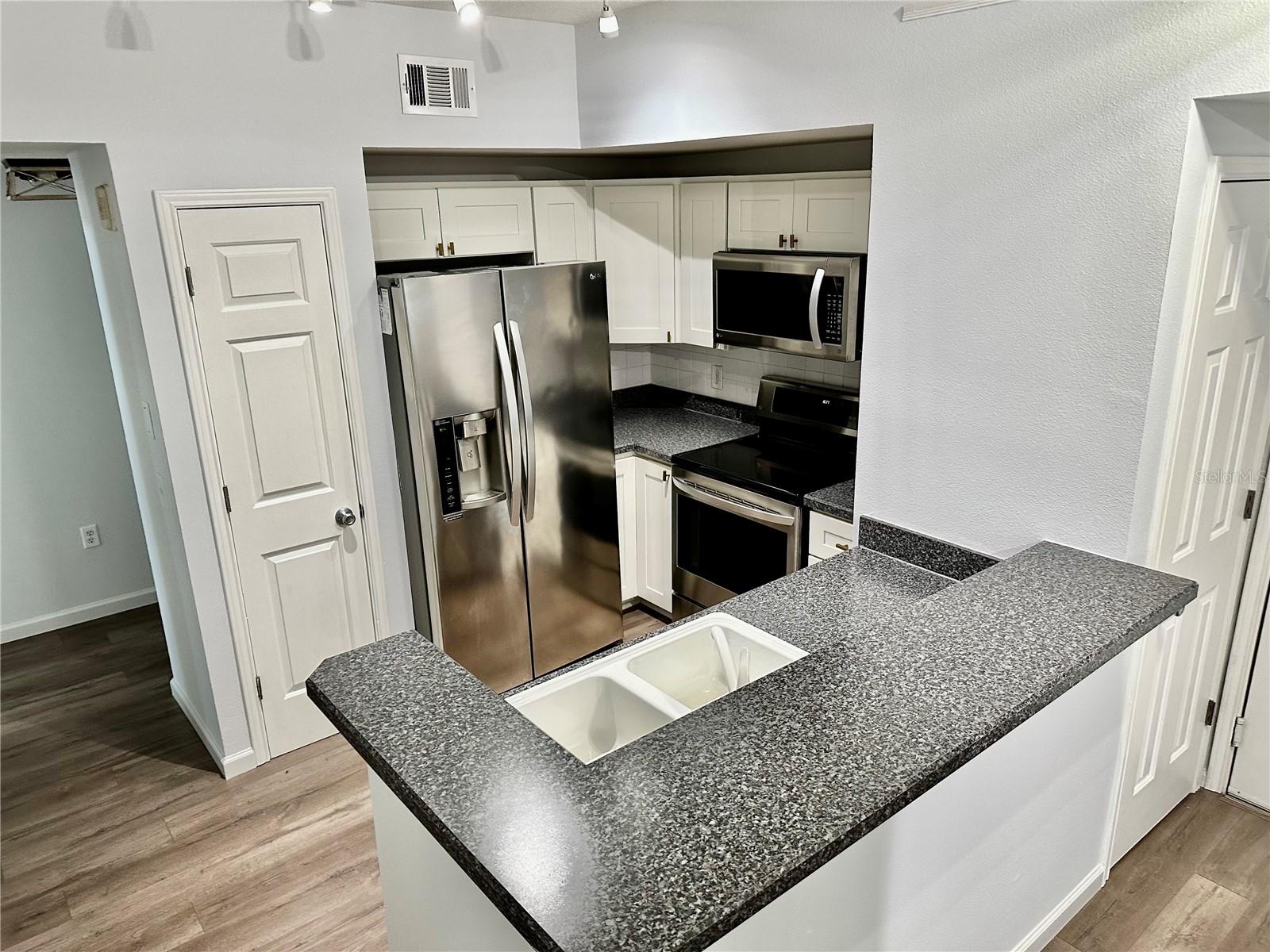 239 LONGVIEW AVE #214