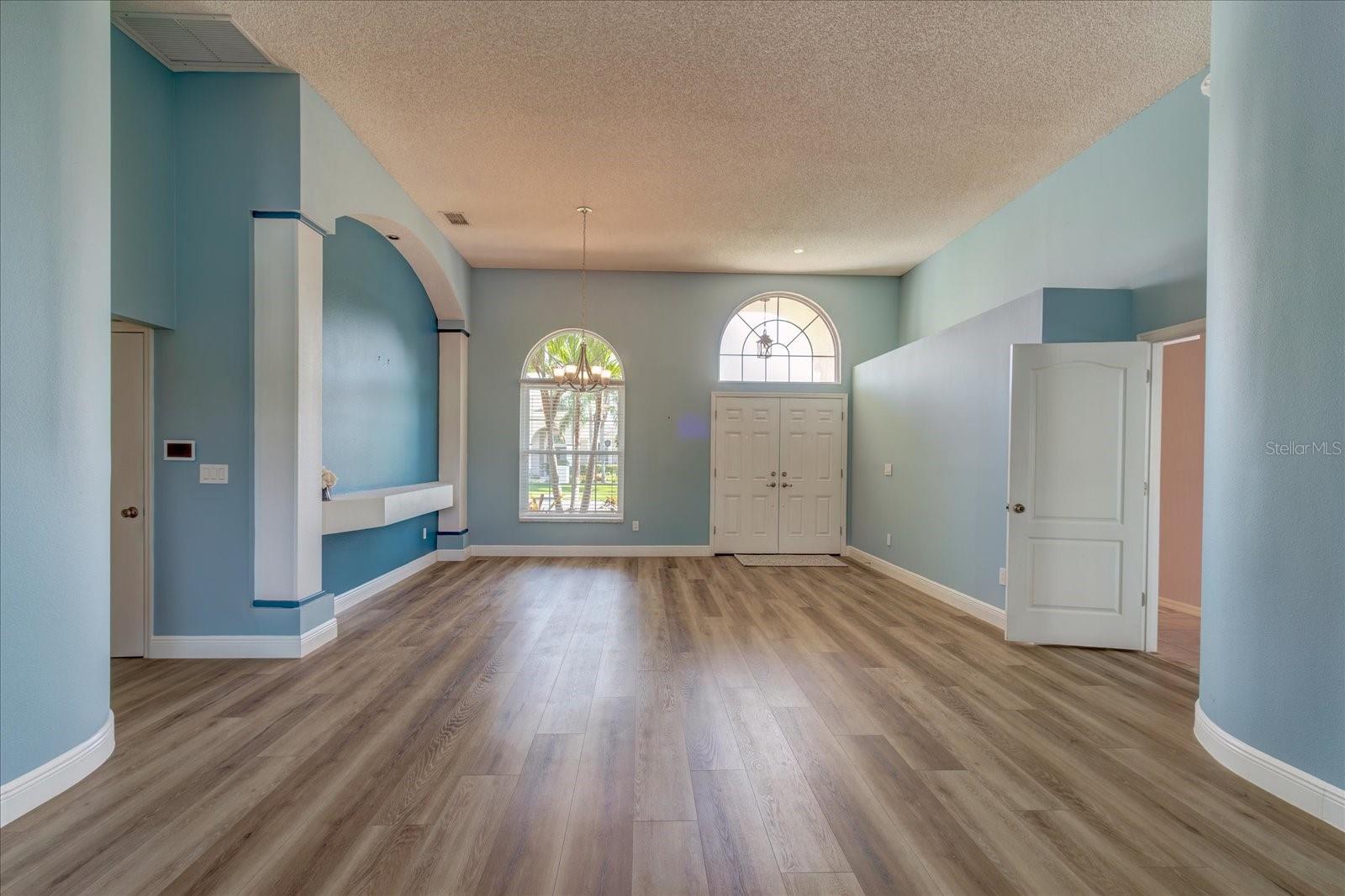 524 LAKEHAVEN CIR