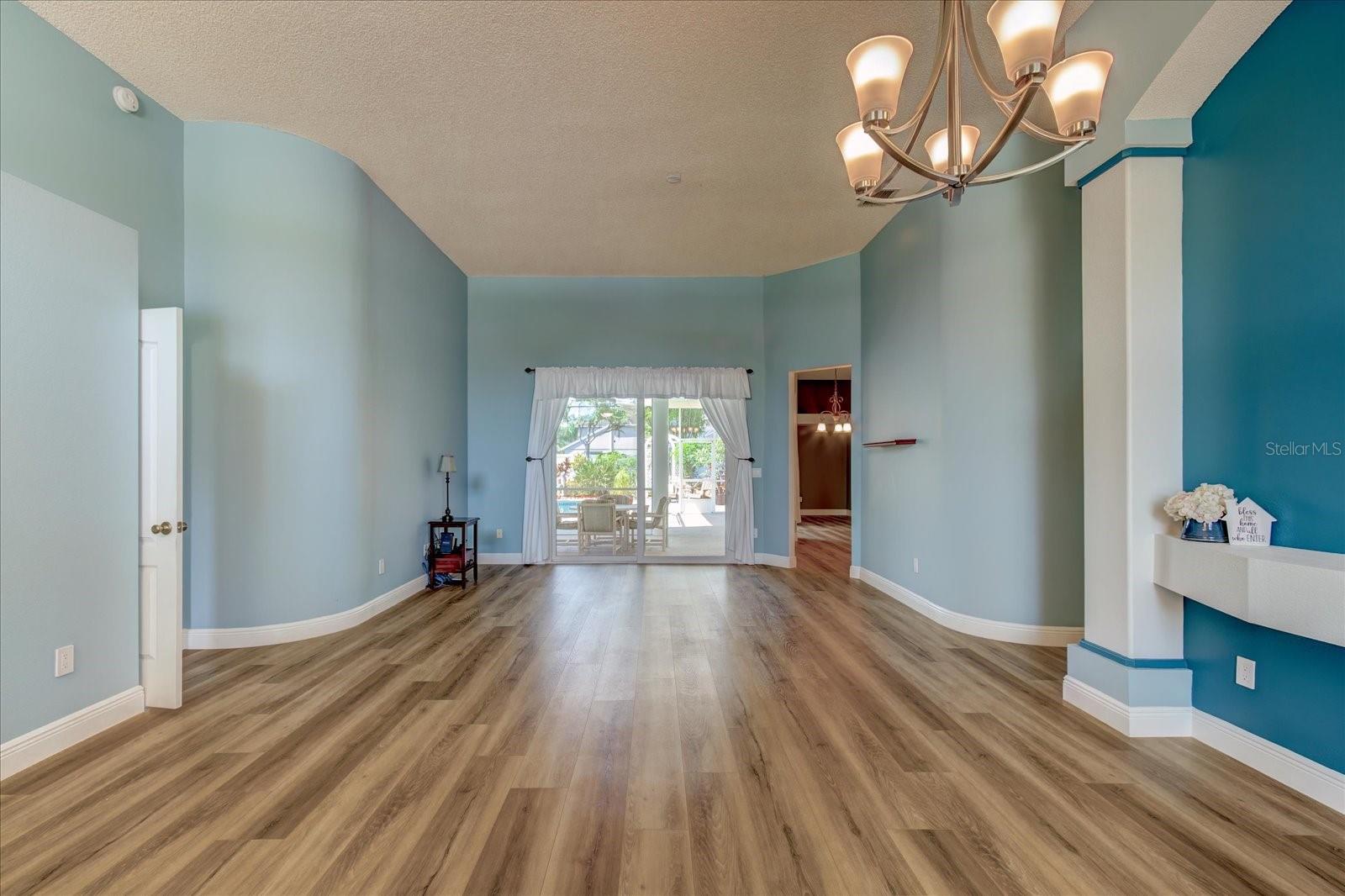 524 LAKEHAVEN CIR