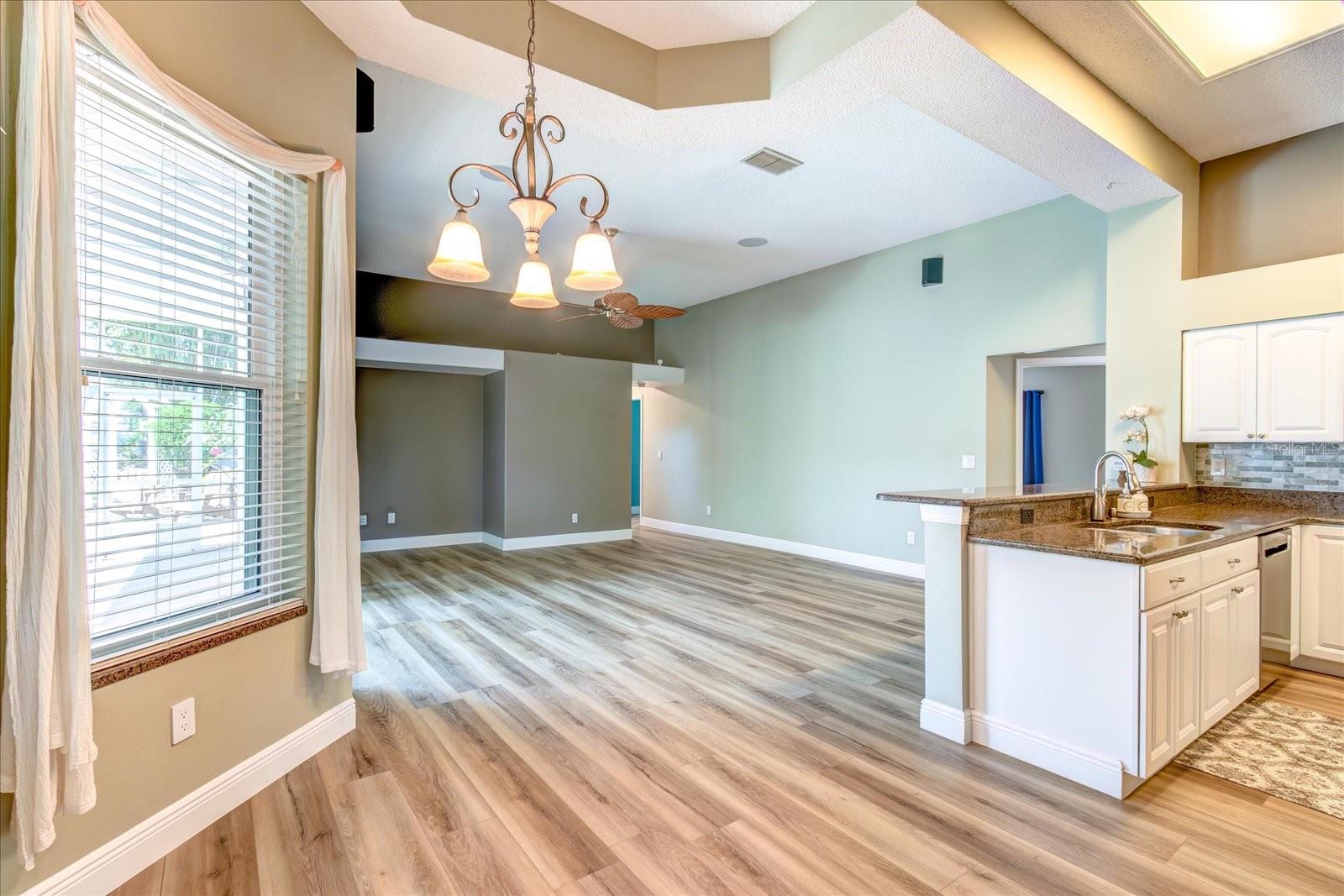 524 LAKEHAVEN CIR