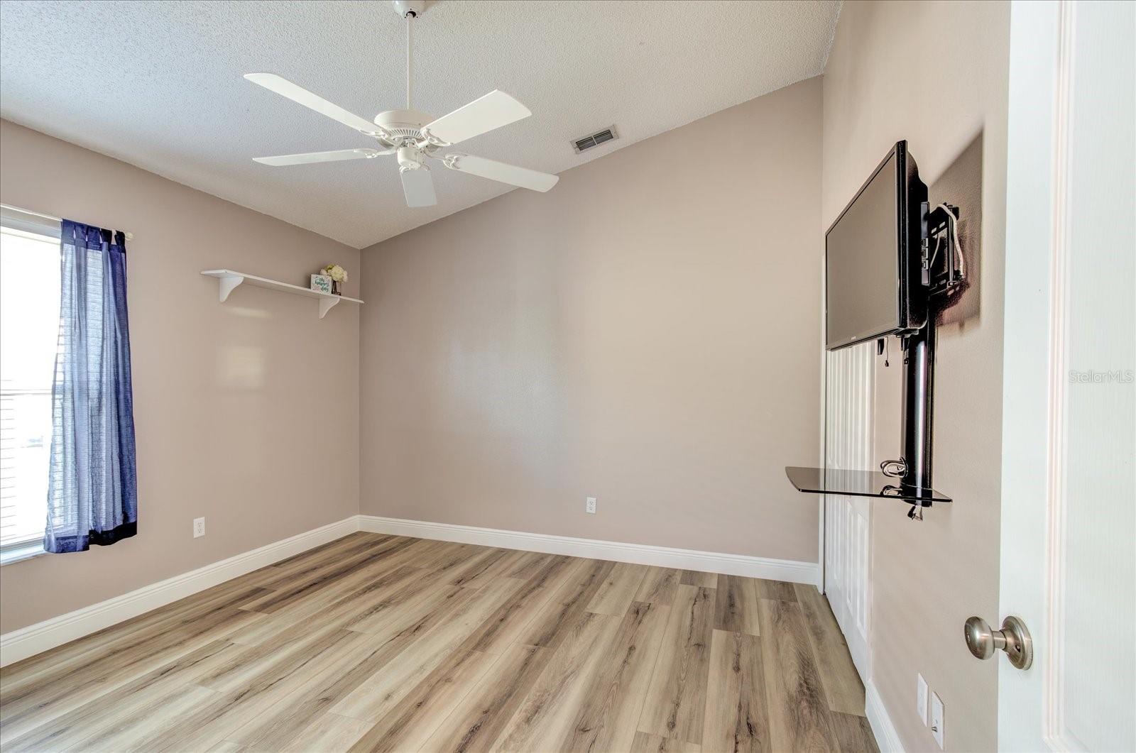 524 LAKEHAVEN CIR