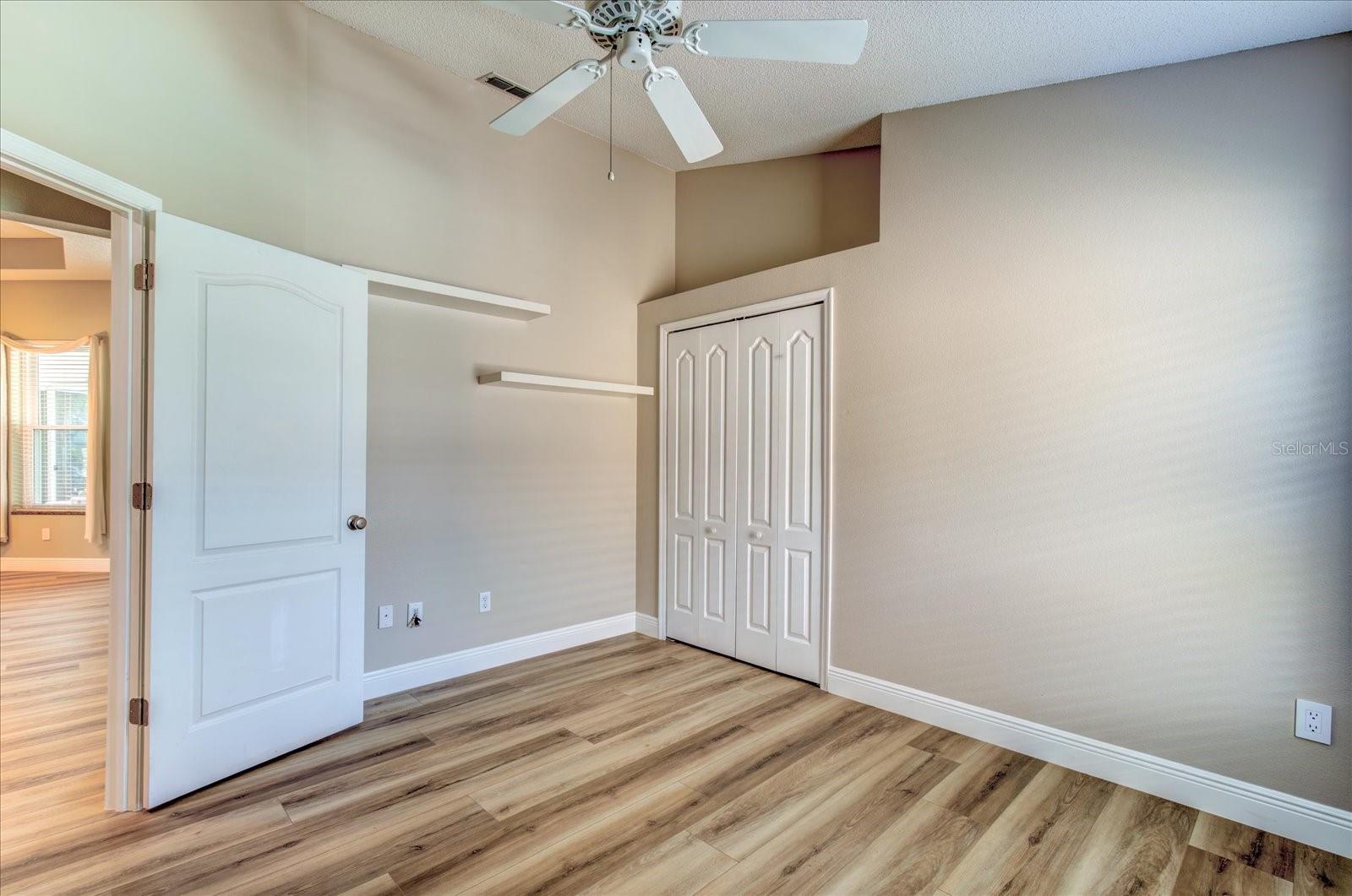524 LAKEHAVEN CIR