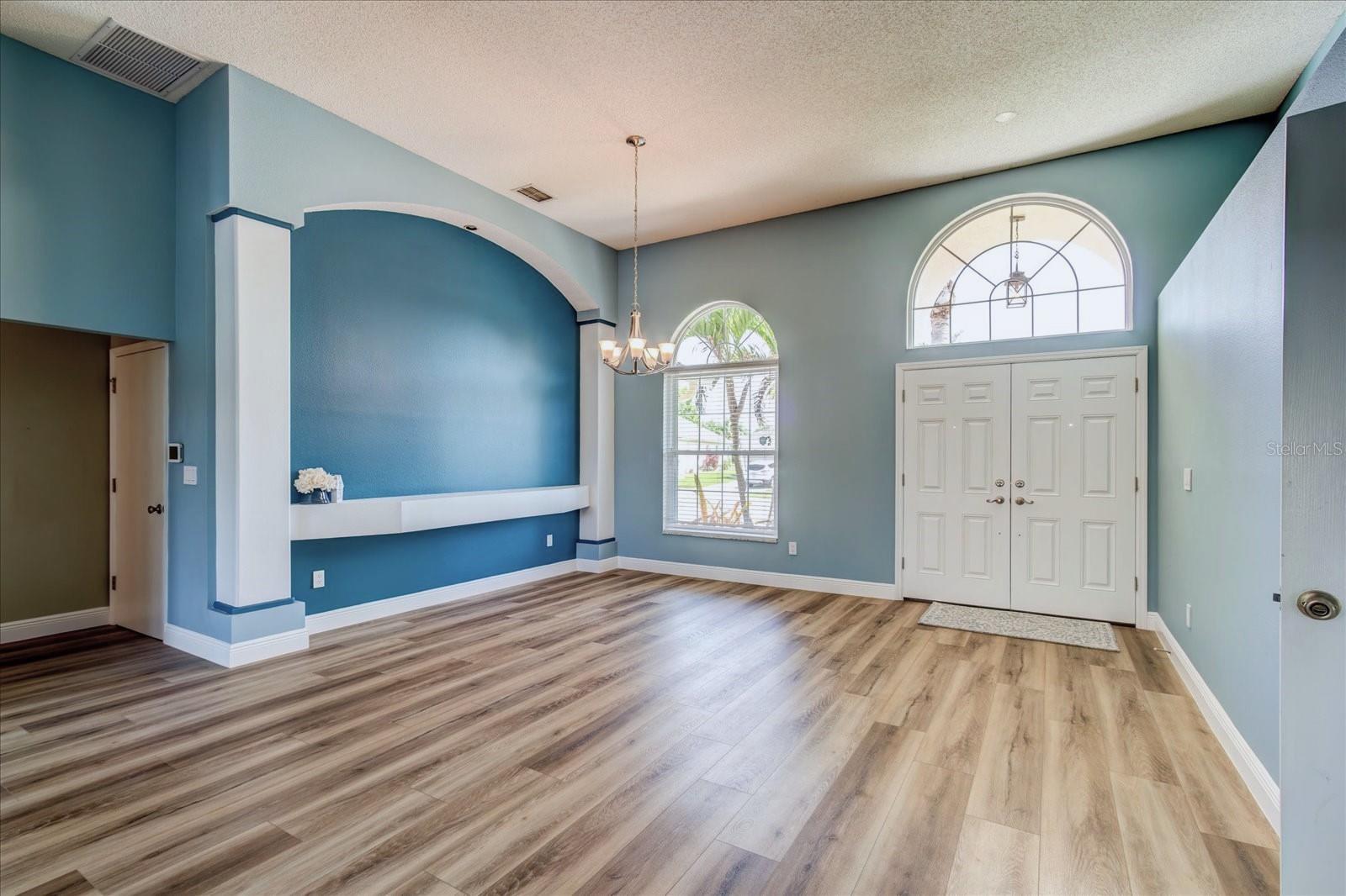 524 LAKEHAVEN CIR