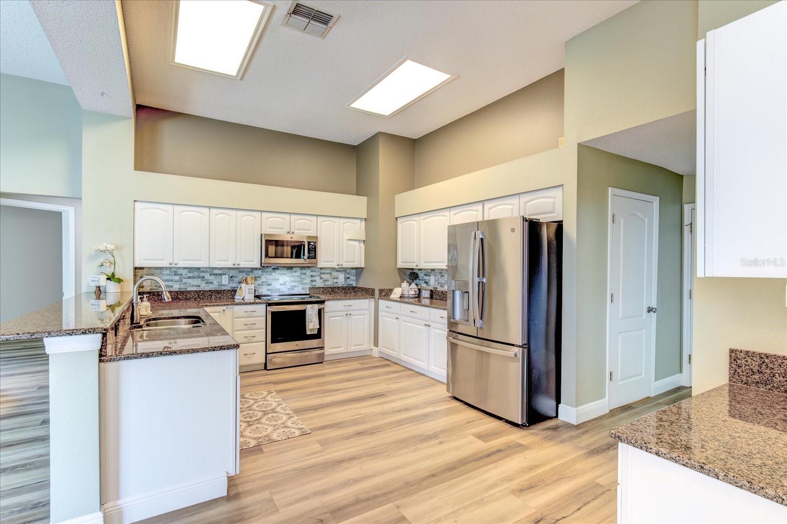 524 LAKEHAVEN CIR