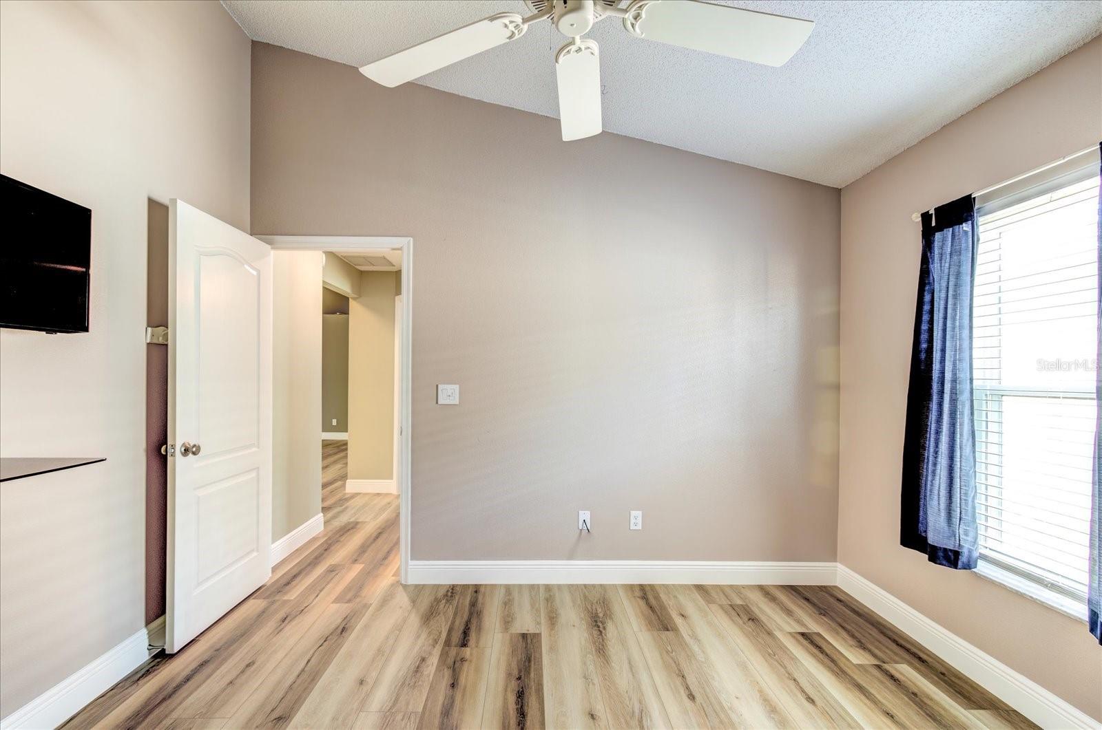 524 LAKEHAVEN CIR