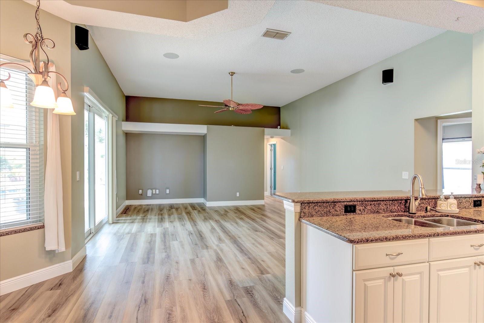 524 LAKEHAVEN CIR