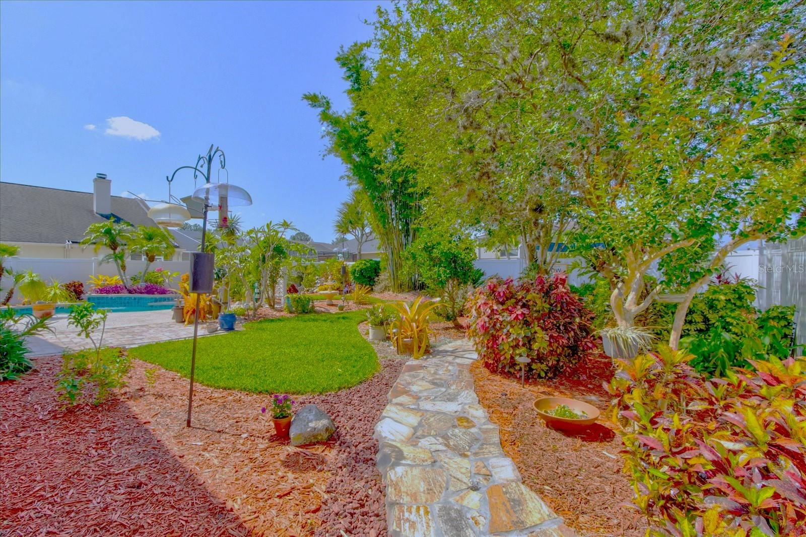 524 LAKEHAVEN CIR