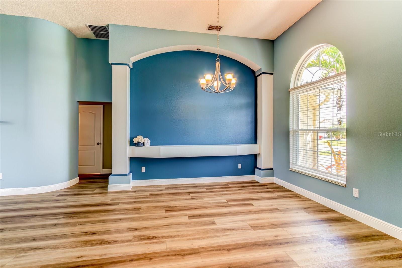 524 LAKEHAVEN CIR