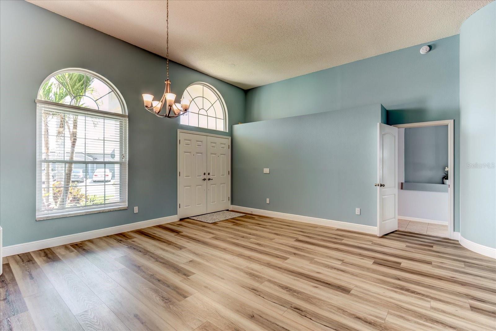 524 LAKEHAVEN CIR