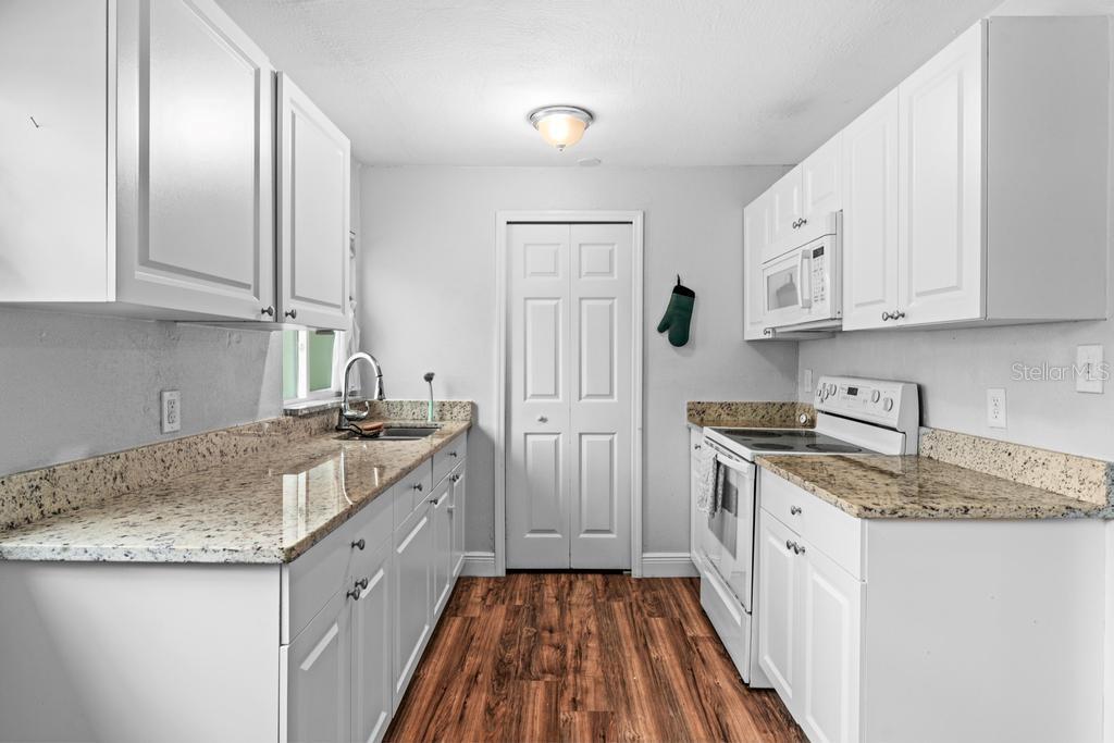 1123 W WINNEMISSETT AVE