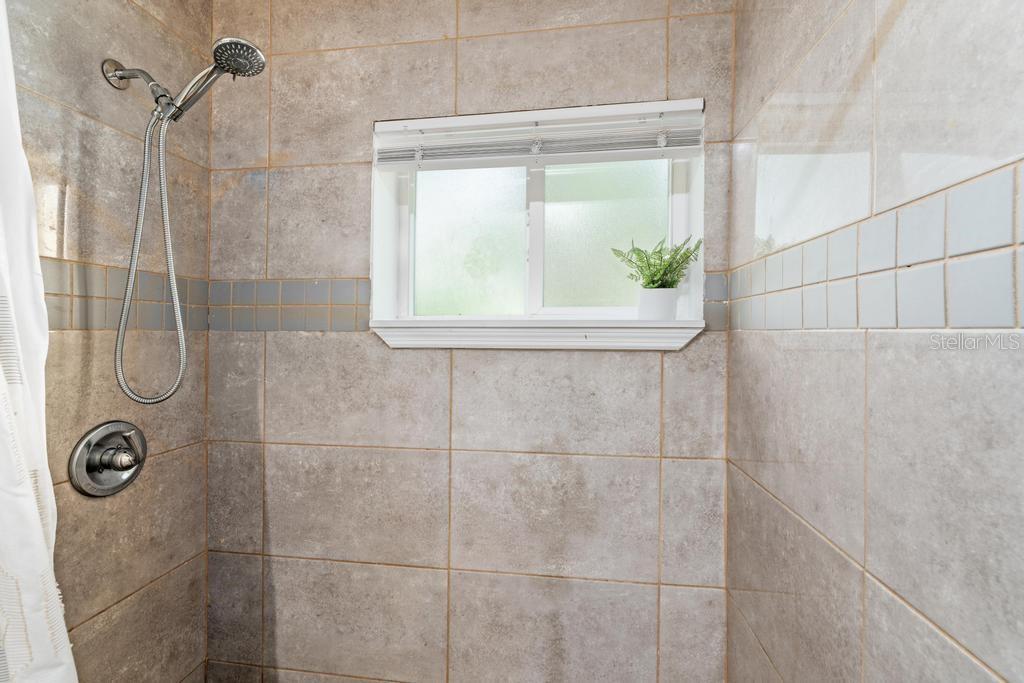 1123 W WINNEMISSETT AVE