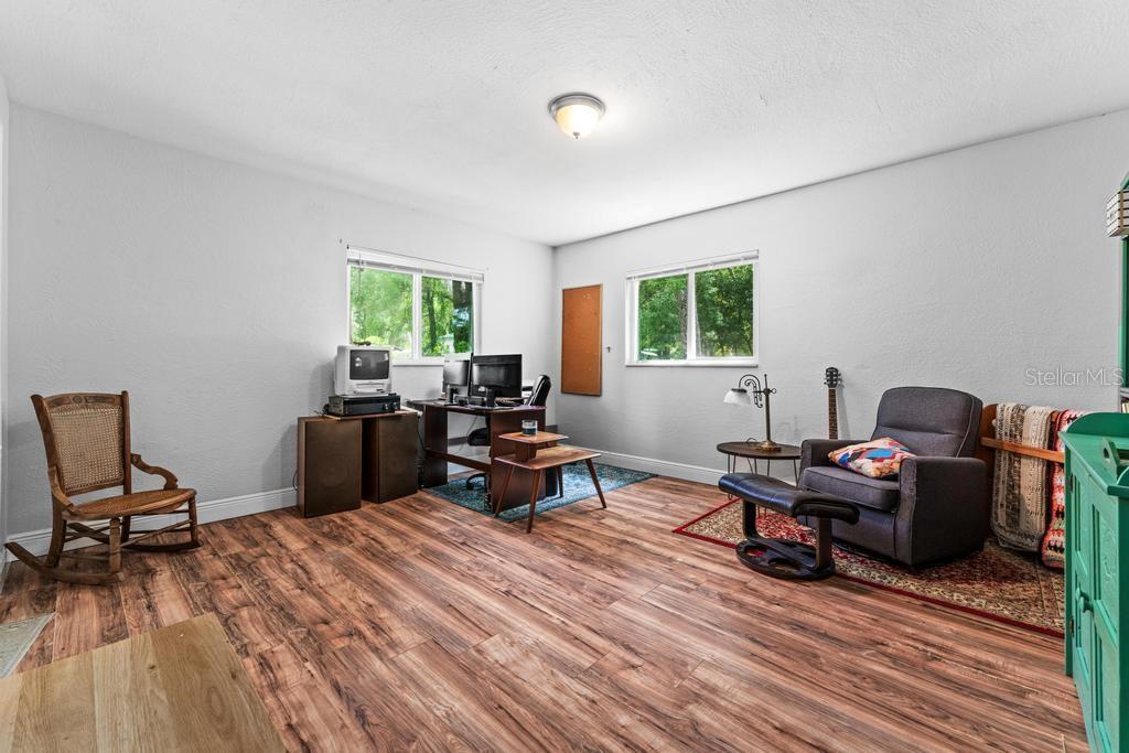 1123 W WINNEMISSETT AVE