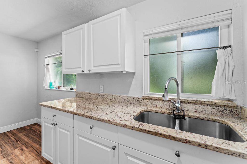 1123 W WINNEMISSETT AVE