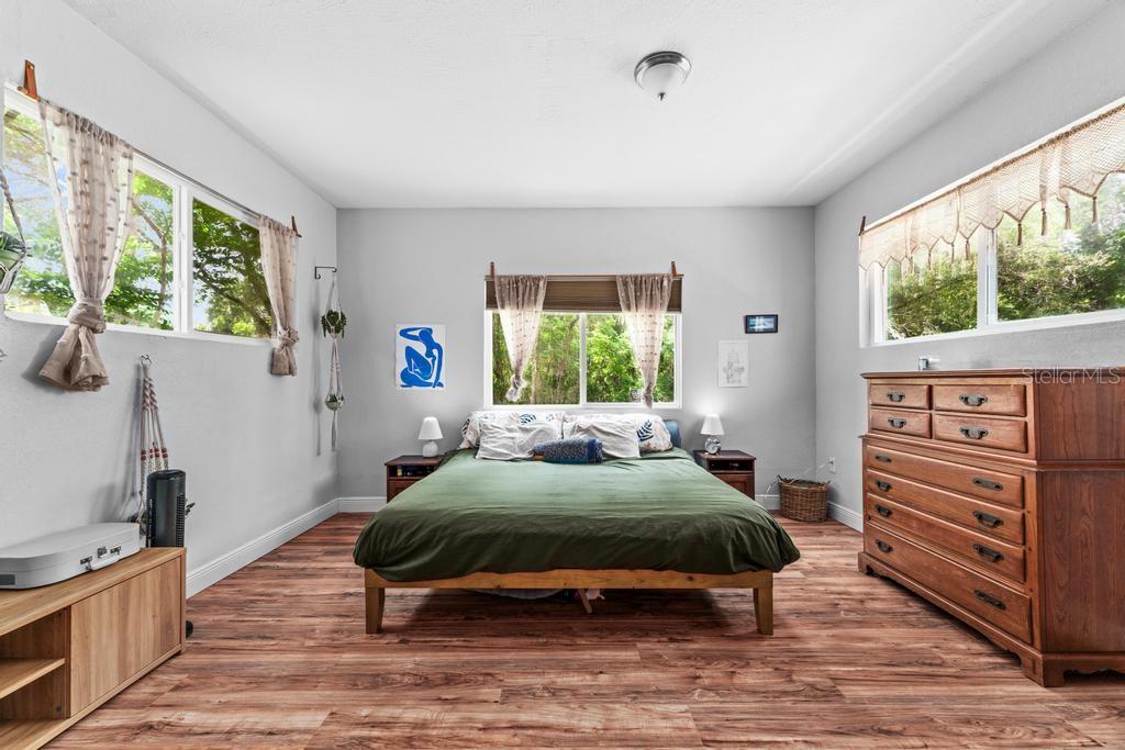 1123 W WINNEMISSETT AVE