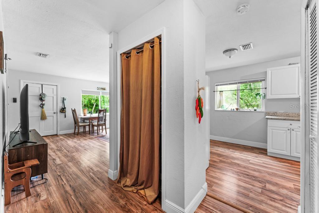 1123 W WINNEMISSETT AVE