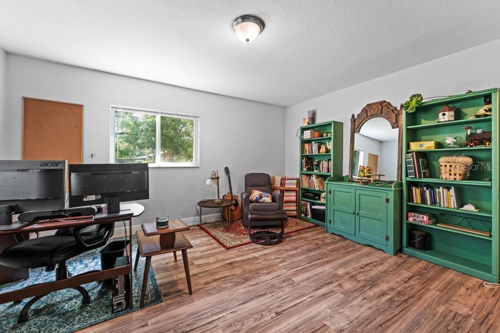 1123 W WINNEMISSETT AVE