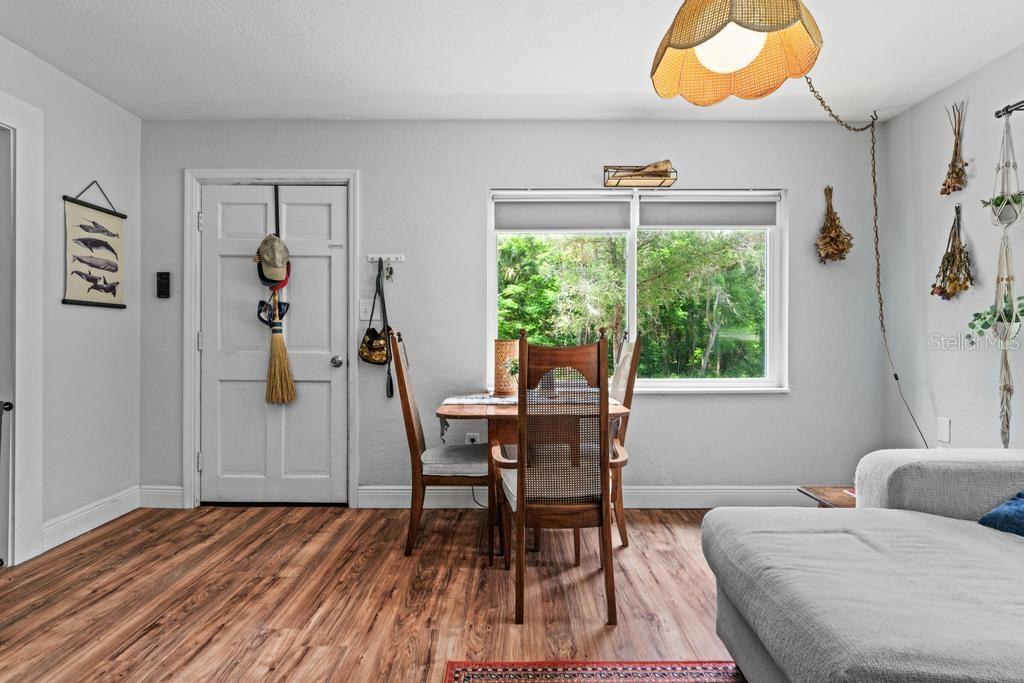 1123 W WINNEMISSETT AVE