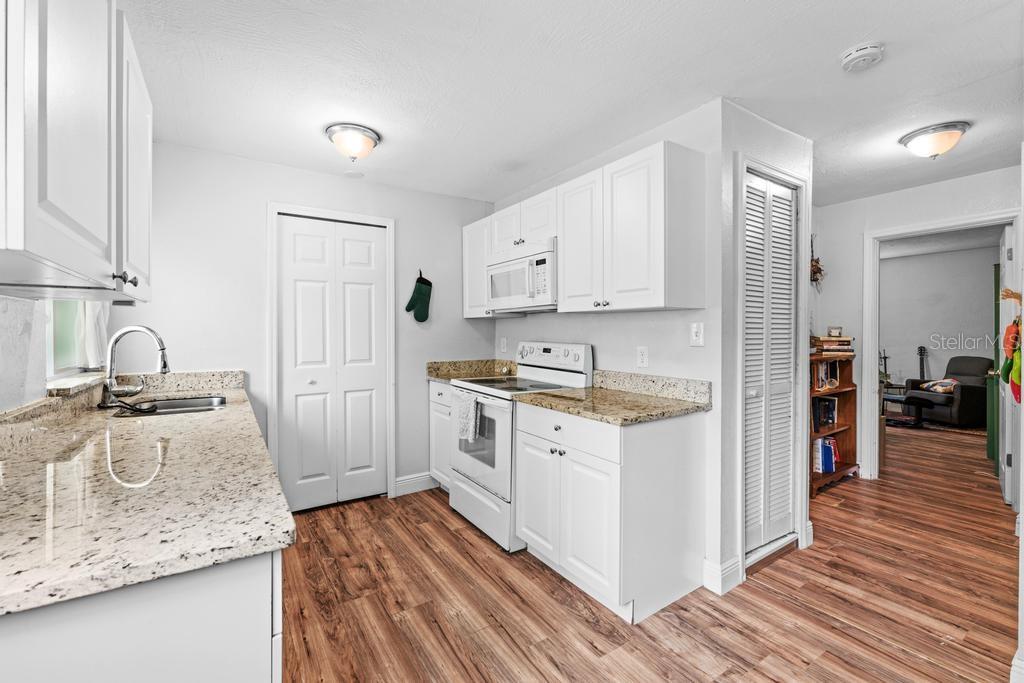 1123 W WINNEMISSETT AVE