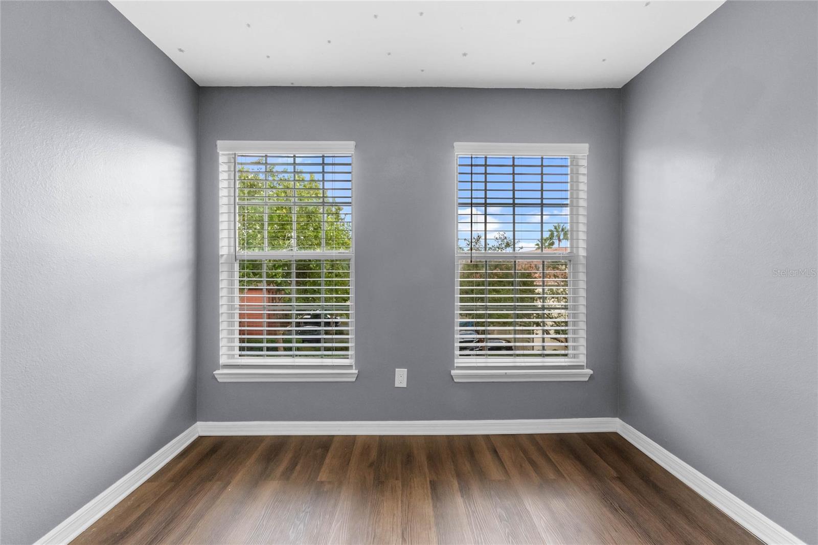 726 CENTERVALE DR