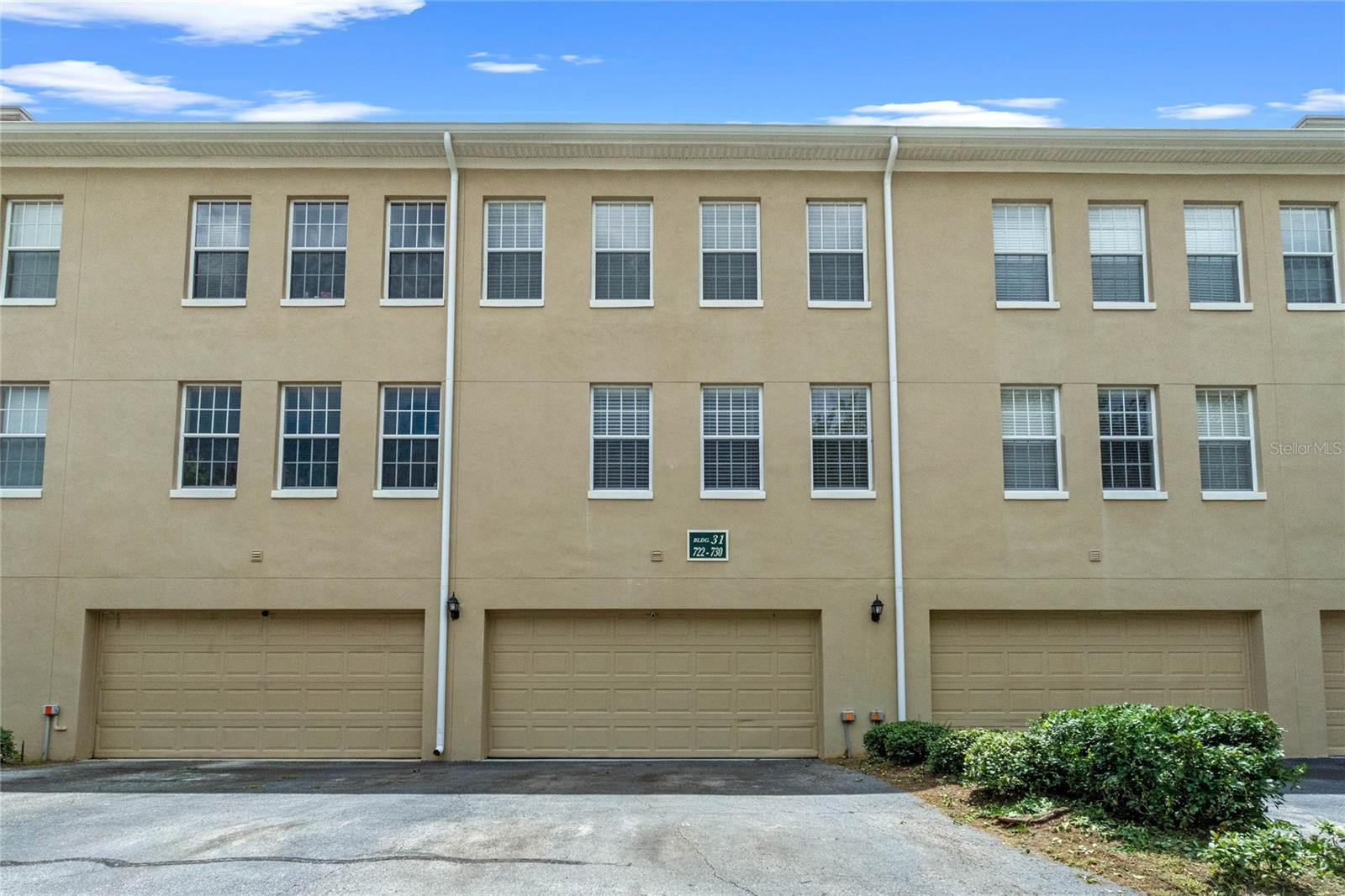 726 CENTERVALE DR