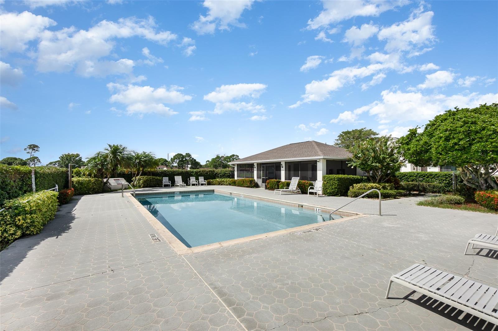 100 LAKEPOINTE CIR