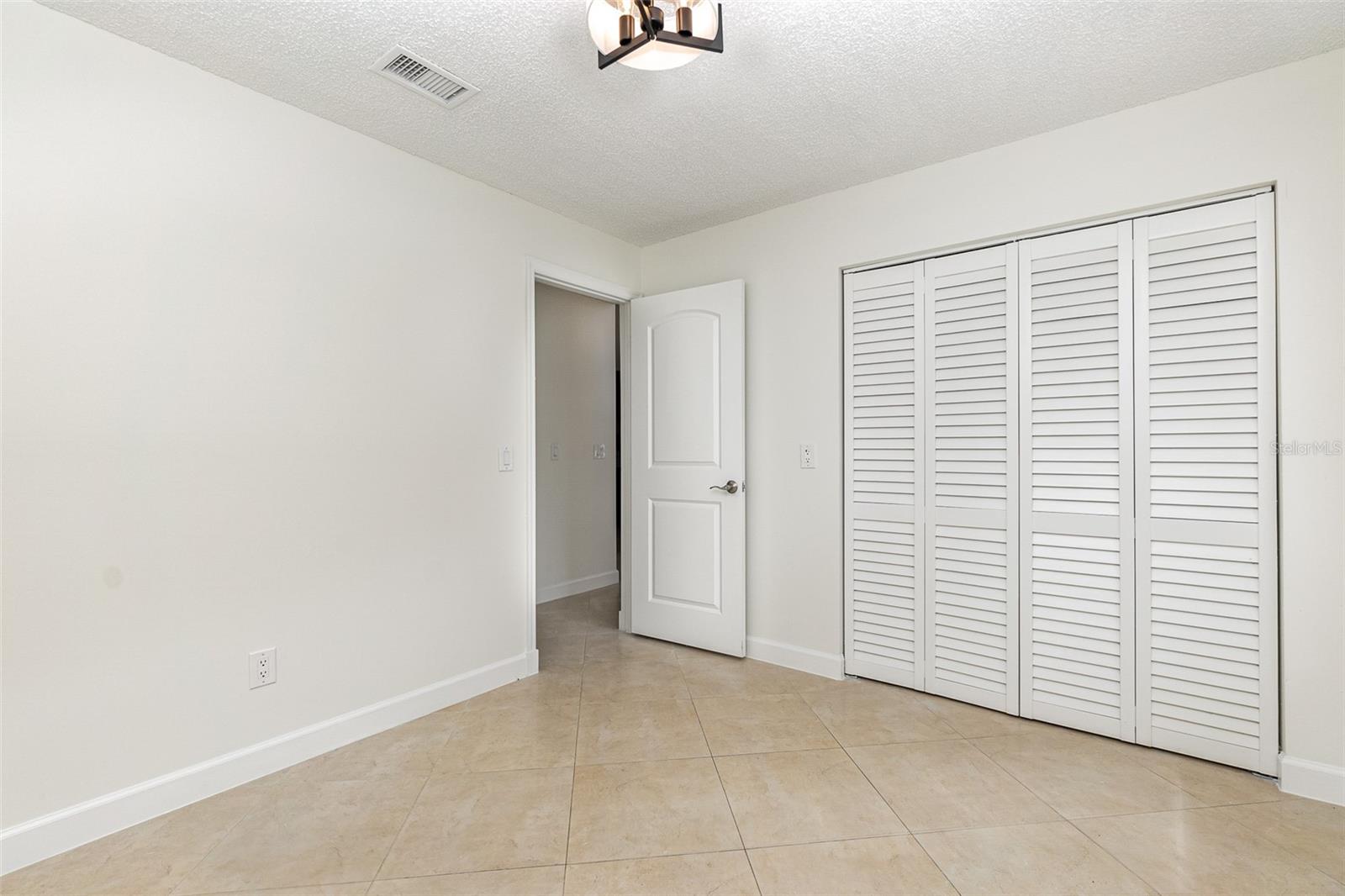 100 LAKEPOINTE CIR