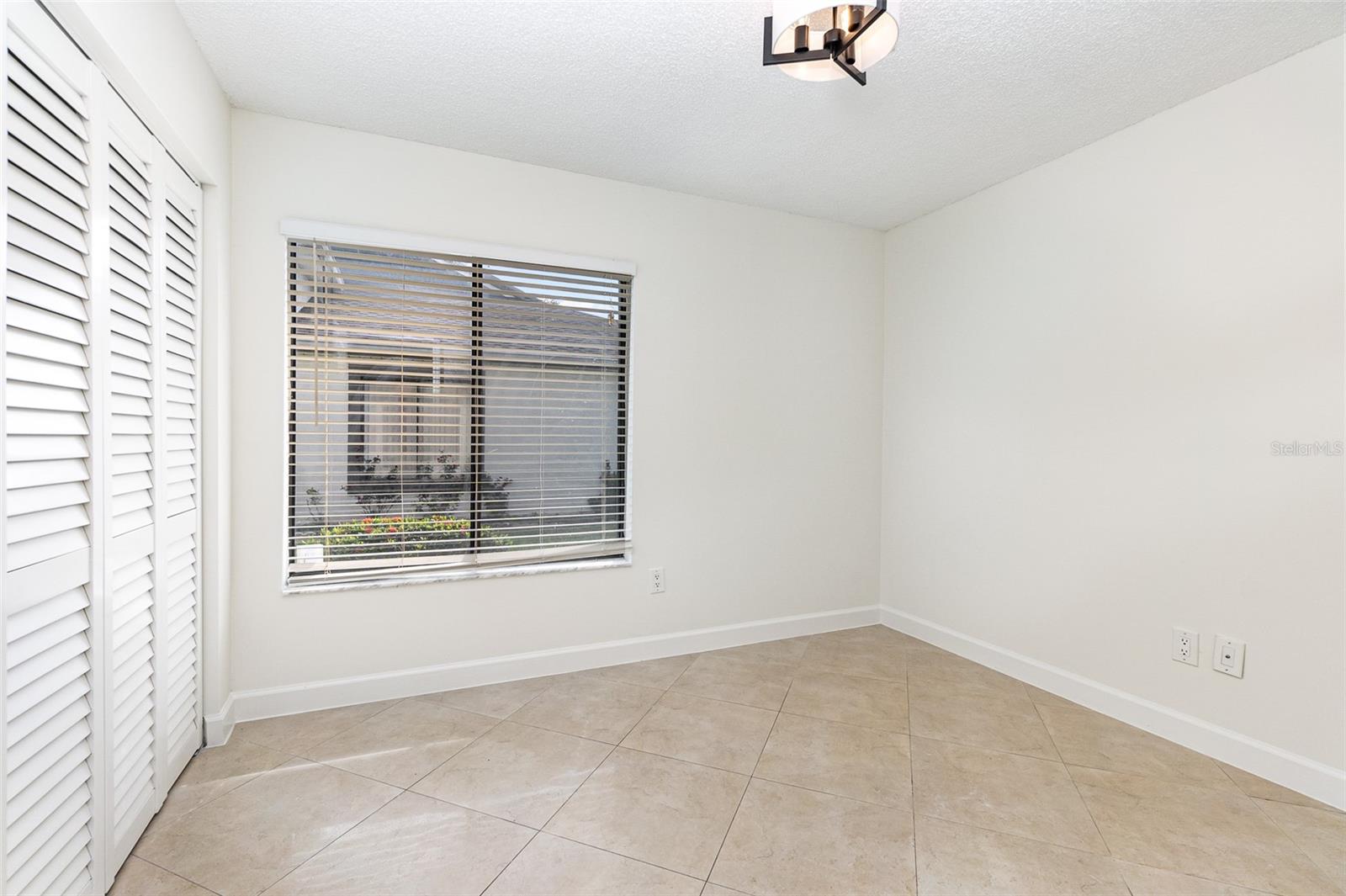 100 LAKEPOINTE CIR
