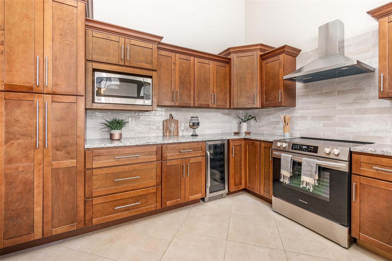 100 LAKEPOINTE CIR
