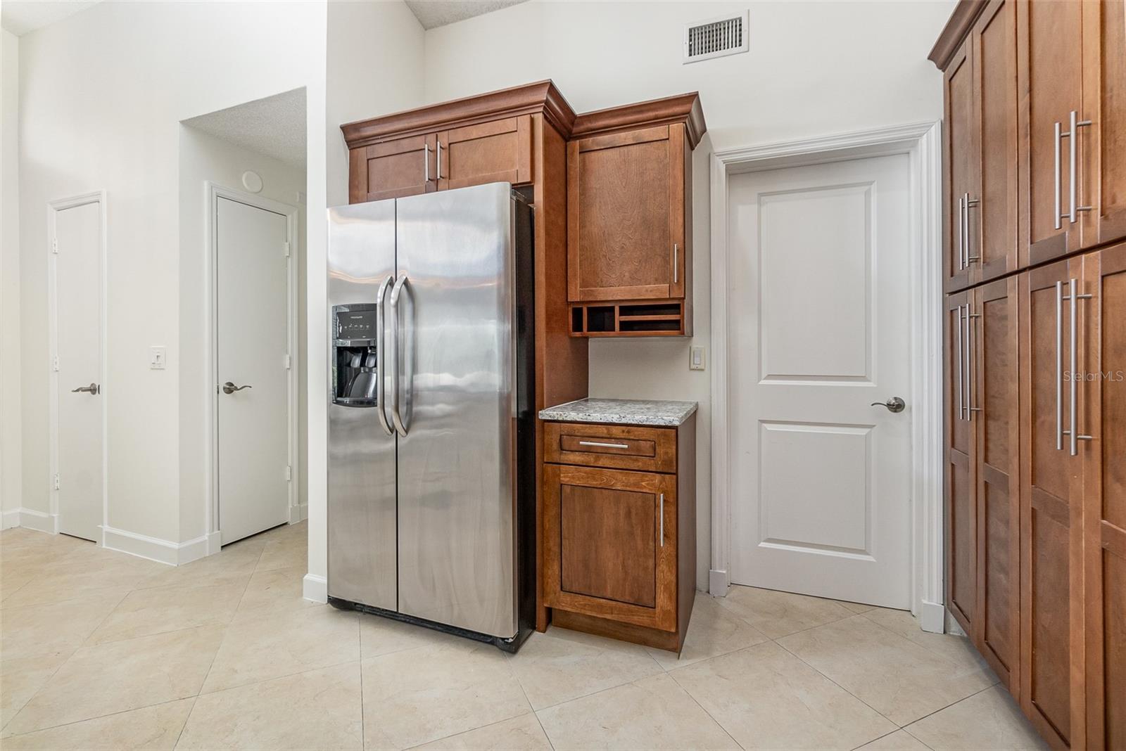 100 LAKEPOINTE CIR