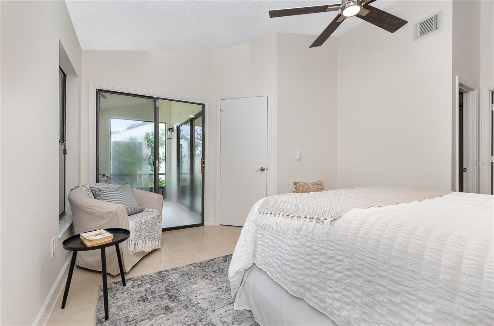 100 LAKEPOINTE CIR